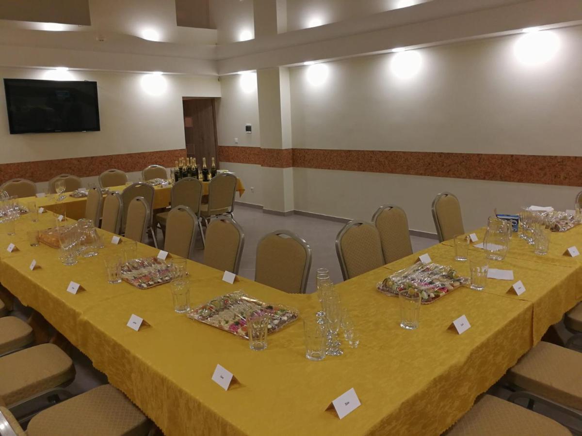 Viesbutis Kelyje Hotel Utena Bagian luar foto